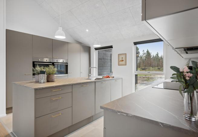 Køkkenet i luksushus nr. 933 er udstyrret, så I let kan lave mad til 20 personer.