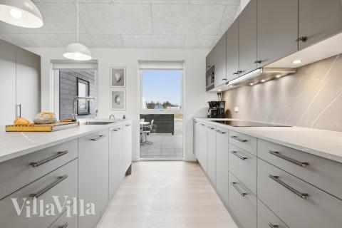 Køkkenet i luksushus nr. 932 er godt indrettet.