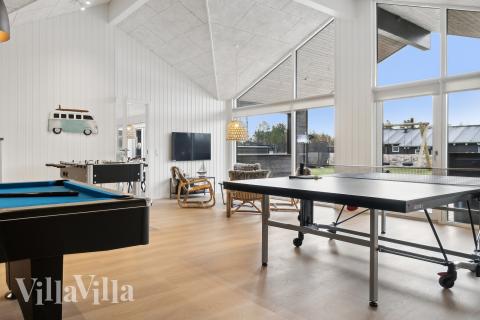 Luksushus 932 til 20 personer byder på et stort aktivitetsrum med bl.a. billard og dart