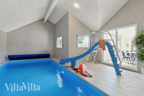 Sommerhus 934 er indrettet med en lækker poolafdeling med vandrutsjebane, dejlig stor indbygget spabad og sauna