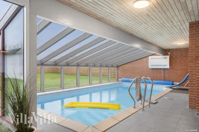 Sommerhus 688 er indrettet med en lækker poolafdeling med vandrutsjebane, dejlig stor indbygget spabad og sauna