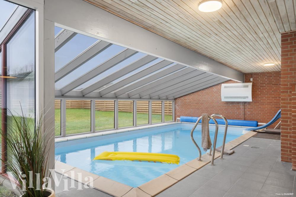 Sommerhus 688 er indrettet med en lækker poolafdeling med vandrutsjebane, dejlig stor indbygget spabad og sauna