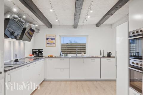 Køkkenet i luksushus nr. 688 er udstyrret, så I let kan lave mad til 26 personer.