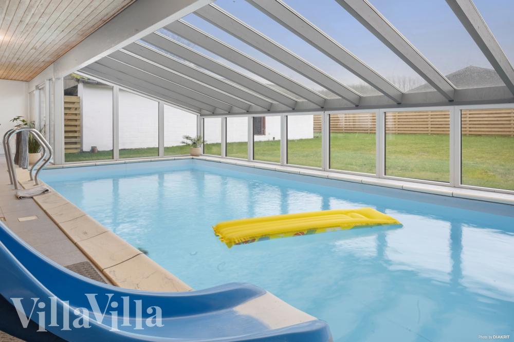 Den lækre pool i luksushuse nr. 688 til 26 personer