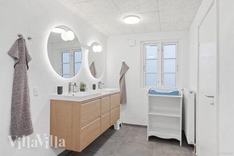 Der er bad med brus i luksushus nr. 688 til 26 personer.