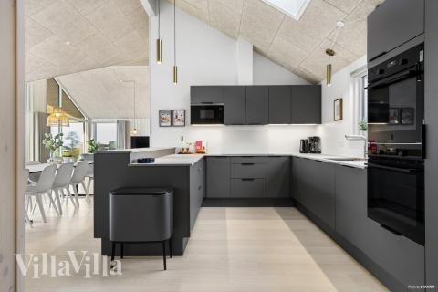 Køkkenet i luksushus nr. 906 er udstyrret, så I let kan lave mad til 18 personer.