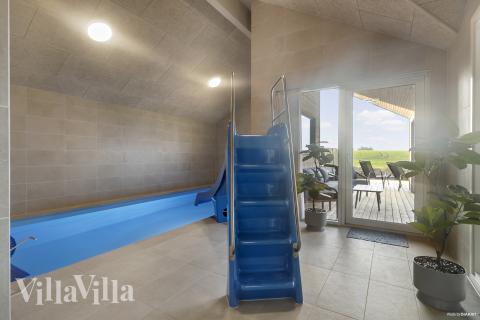 Sommerhus 906 er indrettet med en lækker poolafdeling med vandrutsjebane, dejlig stor indbygget spabad og sauna