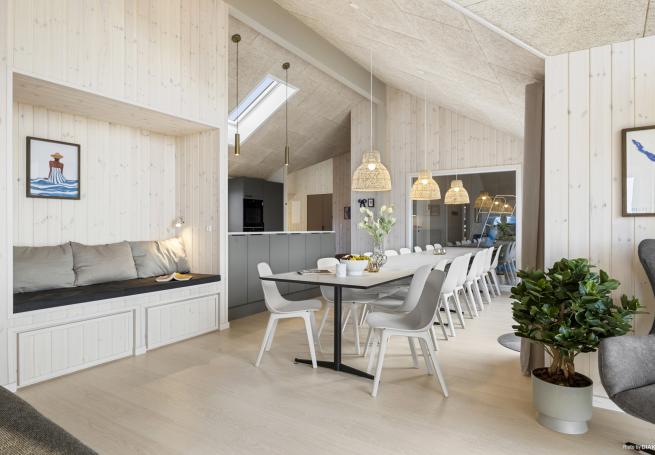 Det store lyse opholdrum i luksushus nr. 906 til 18.