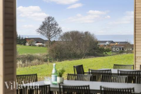 På terrassen i sommerhus nr. 906 er der plads til 18 personer.