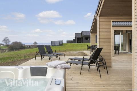 Luksushus nr. 906 har en dejlig terrasse med gode havemøbler til 18 personer.