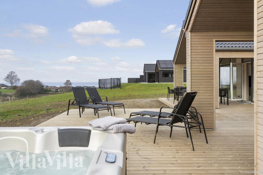 Luksushus nr. 906 har en dejlig terrasse med gode havemøbler til 18 personer.