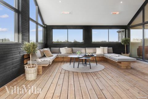 Luksushus nr. 910 har en dejlig terrasse med gode havemøbler til 30 personer.