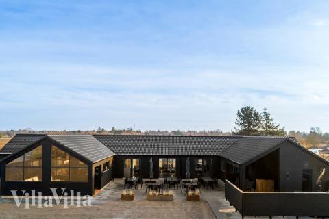 Dette skønne poolhus nr. 910 med plads til 30 personer ligger i Lolland/Falster/Møn