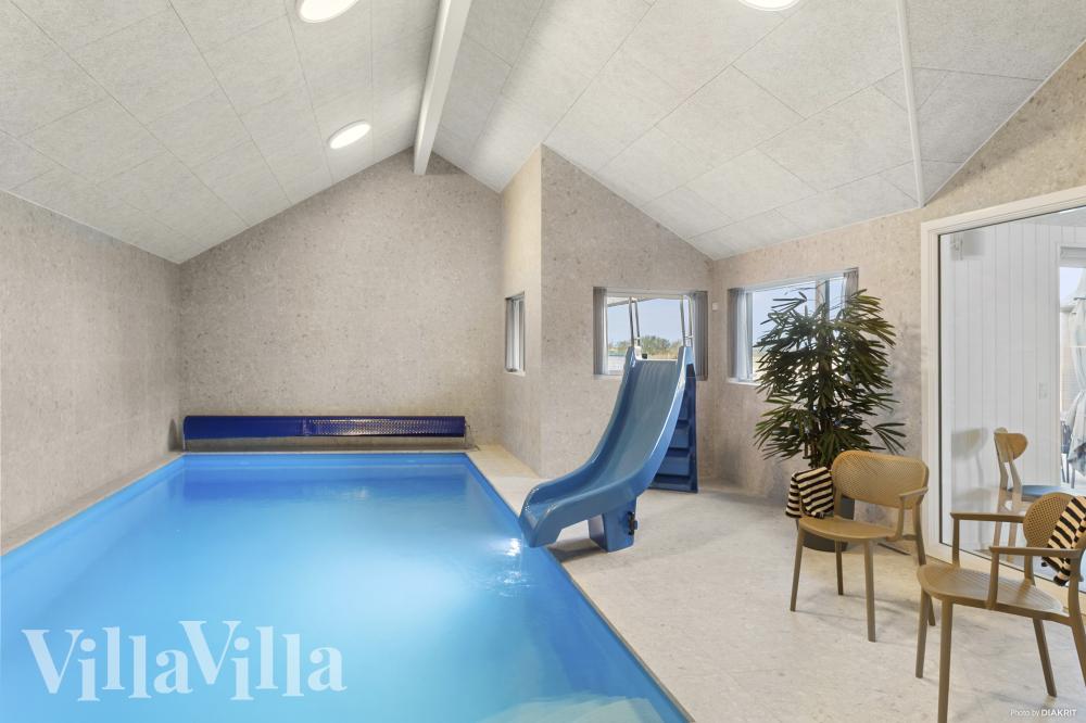 Sommerhus 910 er indrettet med en lækker poolafdeling med vandrutsjebane, dejlig stor indbygget spabad og sauna