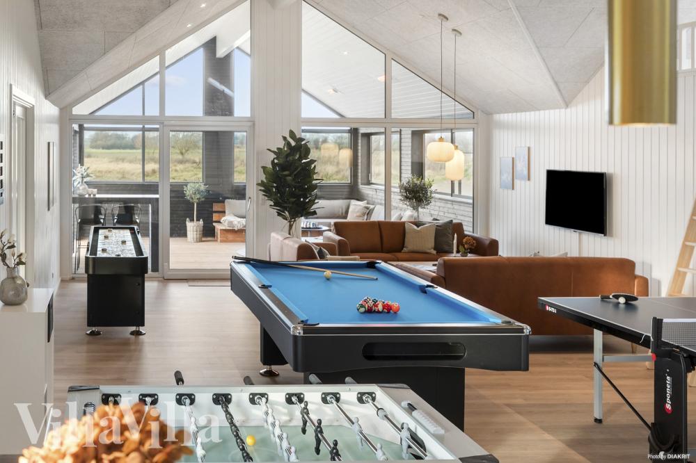 Ud over de mange timer, man kan bruge i husets pool-afdeling, så byder luksushus 910 også på billard/bordtennis og dart
