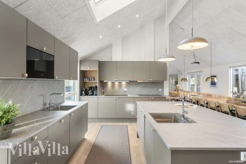 Køkkenet i luksushus nr. 910 er udstyrret, så I let kan lave mad til 30 personer.