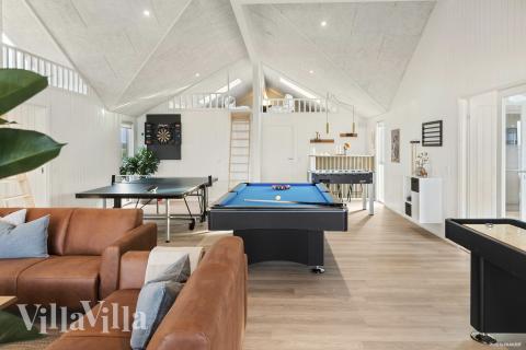 Dyst i sommerhusets aktivitetsrum, når I besøger luksushus nr. 910 i Lolland/Falster/Møn.