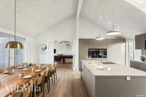 Køkkenet i luksushus nr. 910 er godt indrettet.