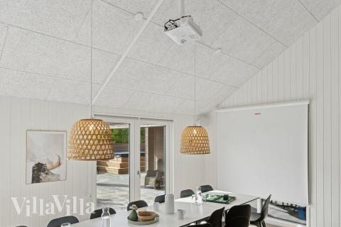 Det store lyse opholdrum i luksushus nr. 918 til 18.