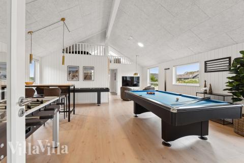 Luksushus 918 til 18 personer byder på et stort aktivitetsrum med bl.a. billard og dart