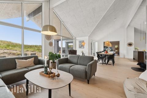 Der er mulighed for hygge i sommerhusets sofaarrangement, når I besøger luksushus nr. 918