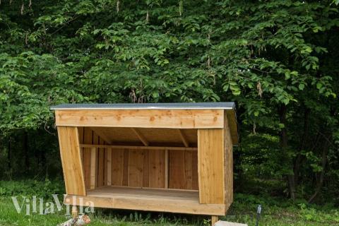 I det attraktive aktivitesrum i luksushus nr. 918 i Vestjylland  er der masser af udendørs aktiviteter, f.eks. legetårn og gynge