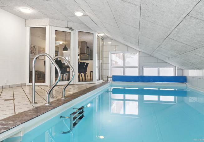 Sommerhus 926 er indrettet med en lækker poolafdeling med vandrutsjebane, dejlig stor indbygget spabad og sauna