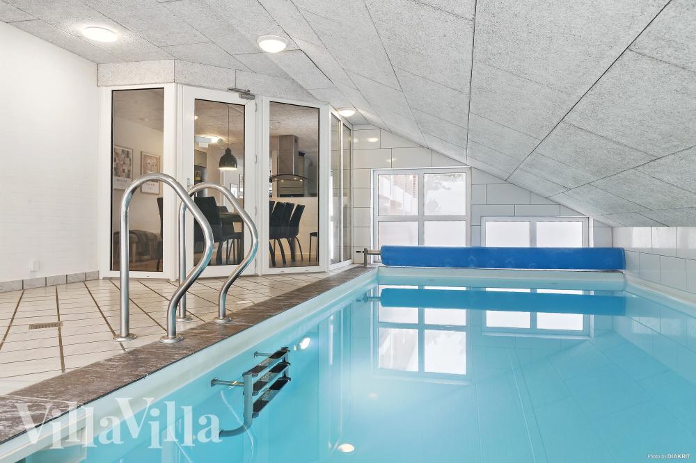 Sommerhus 926 er indrettet med en lækker poolafdeling med vandrutsjebane, dejlig stor indbygget spabad og sauna