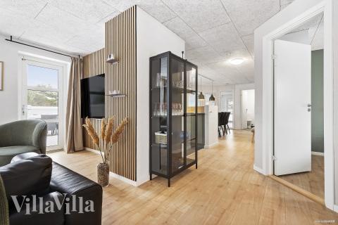 Sofaen i luksushus 926 i Østjylland indbyder til brætspil eller at se en film sammen.