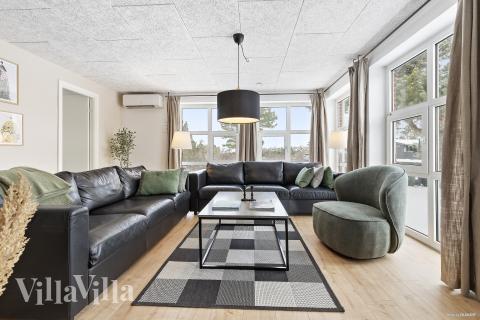 Der er mulighed for hygge i sommerhusets sofaarrangement, når I besøger luksushus nr. 926