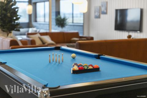 Aktivitetsrum i luksushus nr. 910 med 12 soveværelser og plads til 30 personer.