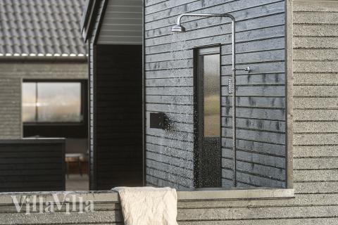 Nyd en grillaften på terrassen i luksushus nr. 910 i Lolland/Falster/Møn