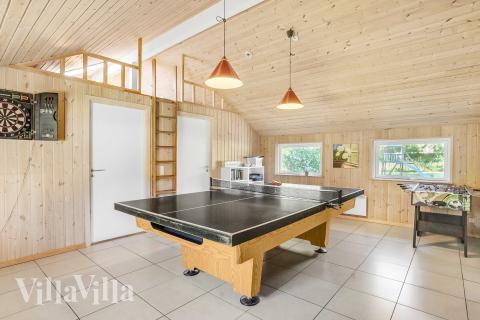 Luksushus 159 til 12 personer byder på et stort aktivitetsrum med bl.a. billard og dart