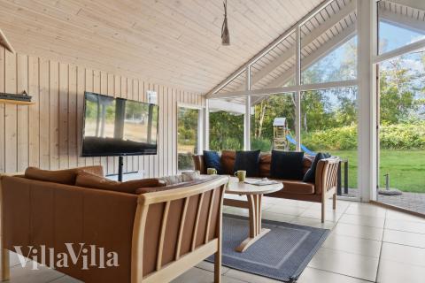 Sofaen i luksushus 159 i Lolland/Falster/Møn indbyder til brætspil eller at se en film sammen.