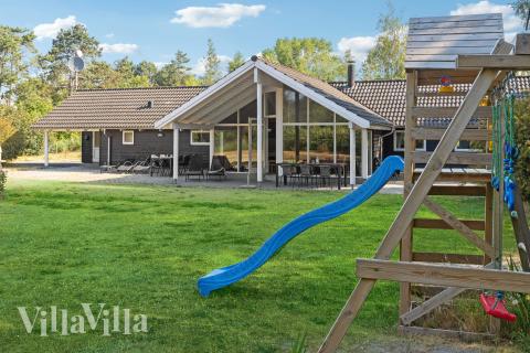 I det attraktive aktivitesrum i luksushus nr. 159 i Lolland/Falster/Møn  er der masser af udendørs aktiviteter, f.eks. legetårn og gynge