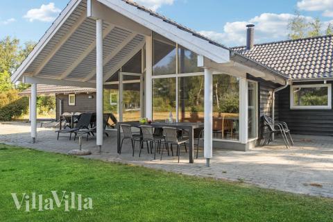 På terrassen i sommerhus nr. 159 er der plads til 12 personer.