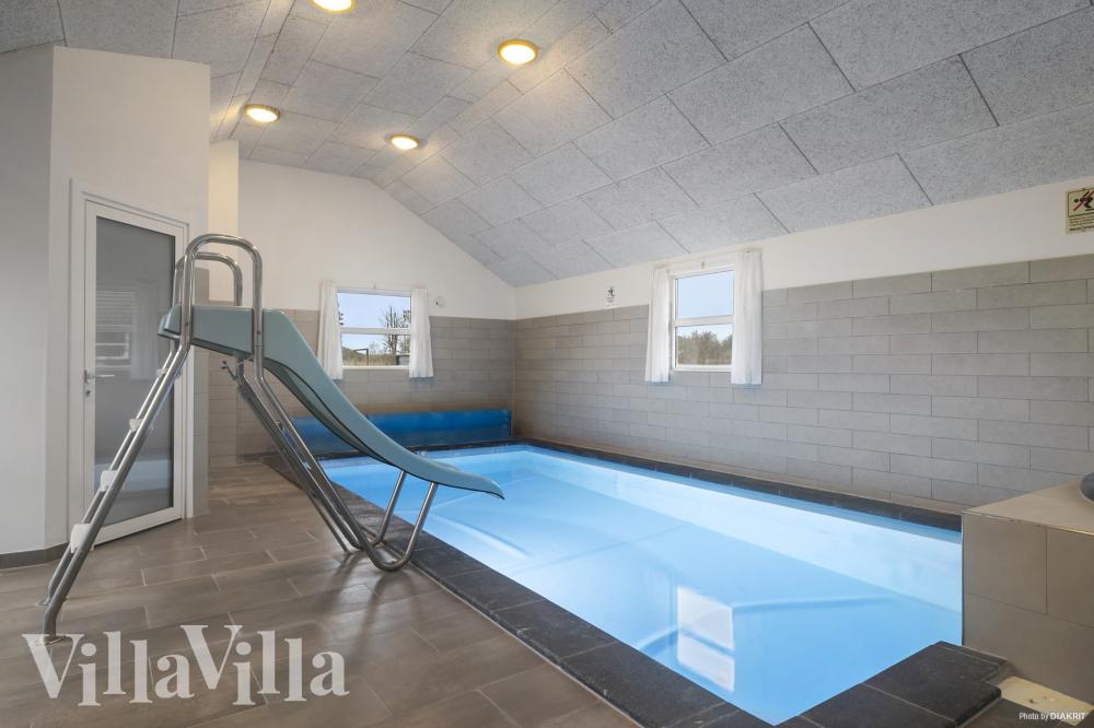Sommerhus 196 er indrettet med en lækker poolafdeling med vandrutsjebane, dejlig stor indbygget spabad og sauna