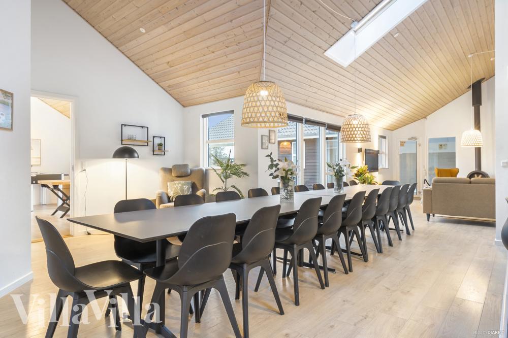 Det store lyse opholdrum i luksushus nr. 196 til 22.