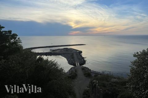 Det skønne område Bornholm indbyder til et ophold i luksushus nr. 927.