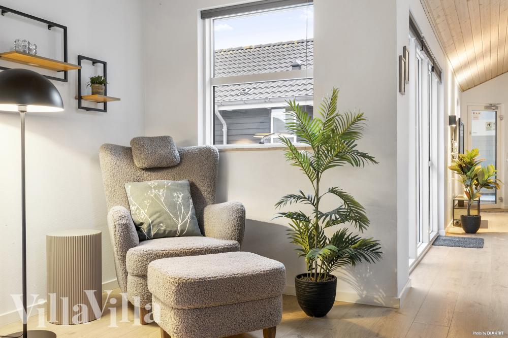 Sofaen i luksushus 196 i Nordjylland indbyder til brætspil eller at se en film sammen.