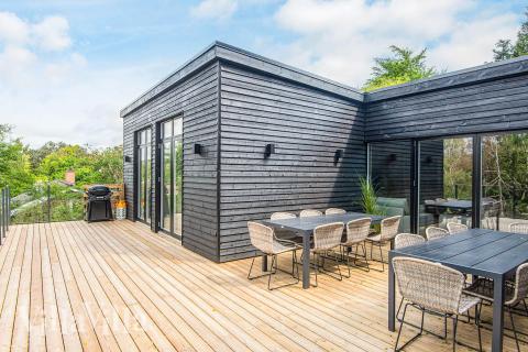 På terrassen i sommerhus nr. 941 er der plads til 16 personer.