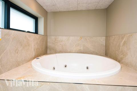 Nyd varmen i spaen i luksushus nr. 941 i Østjylland