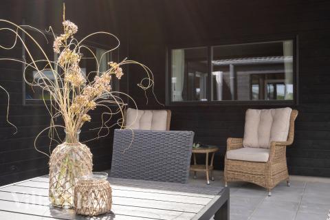Nyd en grillaften på terrassen i luksushus nr. 943 i Vestjylland