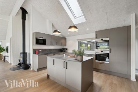 Køkkenet i luksushus nr. 943 er udstyrret, så I let kan lave mad til 18 personer.