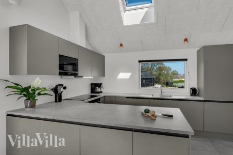 Køkkenet i luksushus nr. 929 er godt indrettet.