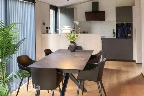 Det store lyse opholdrum i luksushus nr. 924 til 9.