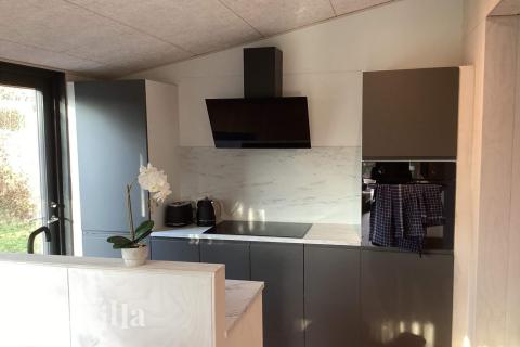 Køkkenet i luksushus nr. 924 er udstyrret, så I let kan lave mad til 9 personer.