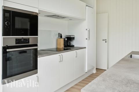 Køkkenet i luksushus nr. 942 er udstyrret, så I let kan lave mad til 8 personer.