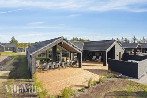 Dette skønne poolhus nr. 599 med plads til 16 personer ligger i Sydjylland