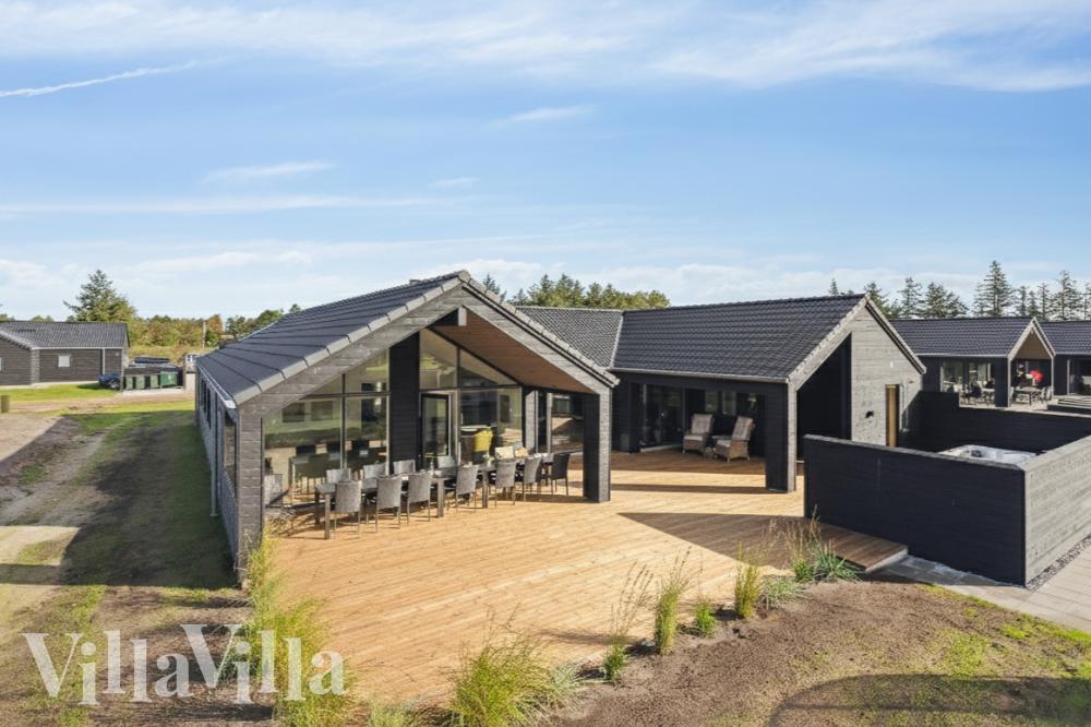 Dette skønne poolhus nr. 599 med plads til 16 personer ligger i Sydjylland